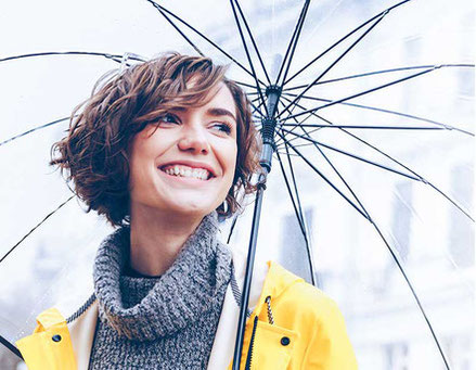 Frau mit Regenschirm - metavirulent bei Erkältung