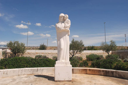 Statue der Madonna mit Kind Jesus an der Autobahnraststätte Krka bei Skradin in Kroatien, die schönsten Autobahnraststätten mit traumhafter Aussicht in Kroatien
