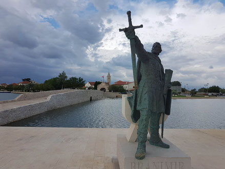 Nin, eine ältesten Städten am Mittelmeer in Dalmatien nahe Zadar romantische Destinationen in Kroatien, Denkmal von Fürst Branimir
