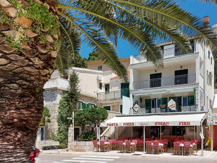 MAG Lifestyle Magazin Urlaub Boot Kroatien Dalmatien Marina Hafen Baska Voda Makarska Riviera Yachtcharter Eigneryachten Charteryachten Segelyachten Katamarane Liegeplätze kroatische Adria