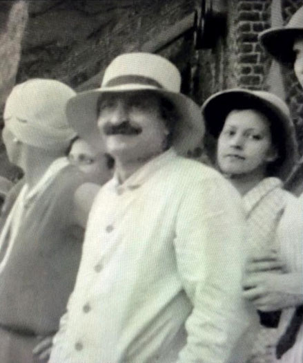 Meher Baba took his Eastern and Western disciples on a visit to Kashmir in 1933. Courtesy of ECPPA. Norina Matchabelli ( left ) & Minta Toledano ( right ) of Meher Baba