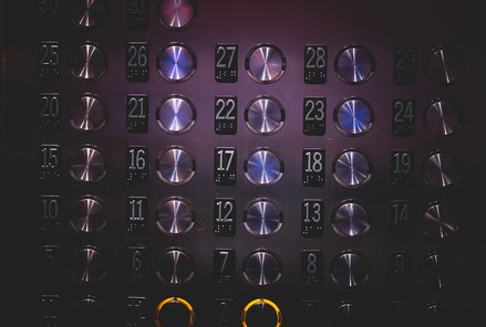 Bild von Pixabay: Es zeigt eine Aufzug-Schalttafel