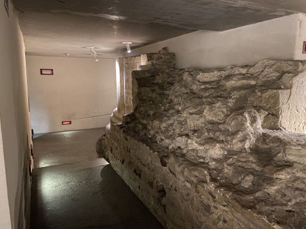 Brussel - Romaanse zijmuur onder de Kathedraal van Sint-Michiel en Sint-Goedele - de natuursteen straat rust uit -  ThP 230630.