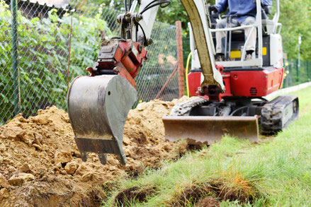 shutterstock_1793684065.jpg: Damit der gesamte Garten nicht umgegraben werden muss, ist es sinnvoll Kabelschutzrohre bis zur Grundstücksgrenze zu verlegen. So können unkompliziert neue Leitungen verlegt oder erneuert werden. ©alenacepl/Shutterstock.com