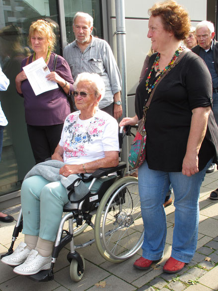 Juliane Kramm (sitzend) und ihre Tochter bei der Verlegung der Stolpersteine für Rosenthals