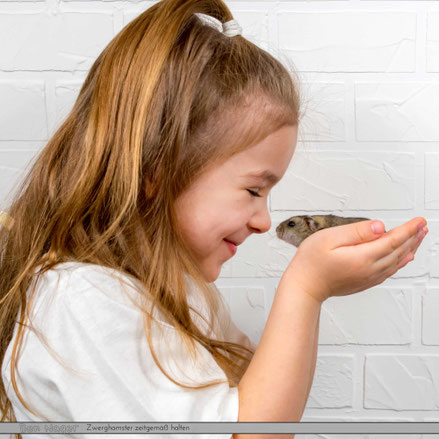 Zwerghamsterkäfig kaufen, Mädchen hält einen Zwerghamster in den Händen, welcher Käfig für Zwerghamster, Nagarium, Hamster kaufen, Zwerghamster Wissen, Tierschutz, Hamster Pflege & Haltung, Zwerghamsterhaltung, www.bennagerbooks.com