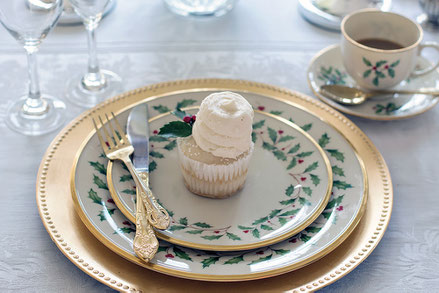 Le choix du service de table est essentiel, en harmonie avec les couverts, les verres et la décoration de table pour un ensemble raffiné. Crédit photo : Pixabay© TerriC