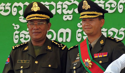Hun Sen (à gauche) et son fils, Hun Manet (à droite).