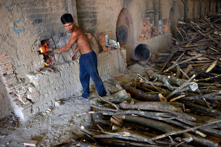 Un Cambodgien travaille dans une manufacture de briques près de Phnom Penh, le 11 décembre 2018 (AFP TANG CHHIN Sothy)