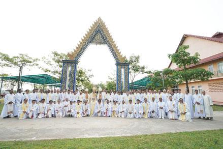 Le clergé du Cambodge, rassemblé à l'occasion de la Messe Chrismale.