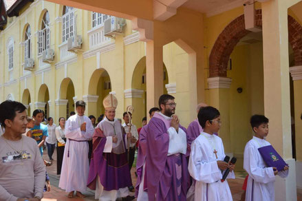 Procession au columbarium après la messe de commémoration des défunts (9/10/2018)