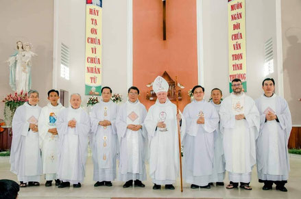 Photo de groupe avec l'évêque de Xuan Loc et les prêtres présents pour la messe du 1er janvier.