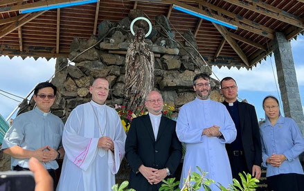 Accueil à Areyksat de Mgr Peter Brian Wells, Nonce apostolique. De gauche à droite : P. Chatsirei, Mgr Schmitthaeusler, Mgr Wells, moi-même, le secrétaire du Nonce et Sr Anna.
