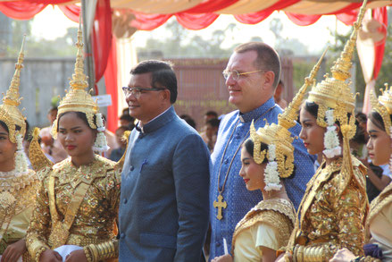 Mgr Olivier Schmitthaeusler, Vicaire apostolique de Phnom Penh, et S.E.  Dr. Hang Chuon Naron, Ministre de l'Éducation, de la Jeunesse et des Sports.