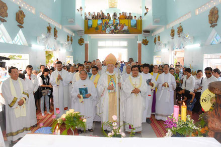 Photo prise à la fin de la messe de consécration (3h !) de la nouvelle église St Joseph de Toul Krasang.