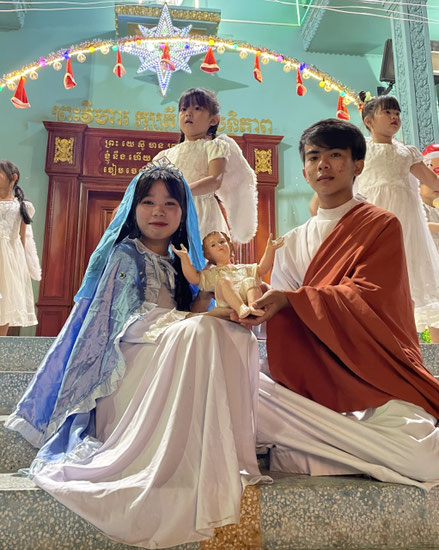 La Sainte-Famille, en final du spectacle joué par les enfants et les jeunes de la paroisse d'Areyksat après la messe de la nuit de Noël.