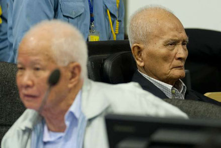 Les ex-leaders khmers rouges Khieu Samphan et Nuon Chea, en 2013 devant les CETC. MARK PETERS / AP
