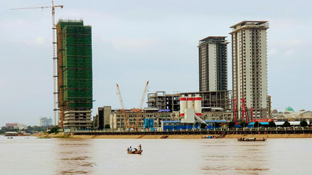 Sur le Mékong... pêcheurs traditionnels sur fond de constructions immenses... deux mondes...