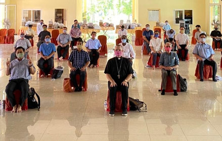 "Réunion" des prêtres du Vicariat apostolique de Phnom Penh... tous avec nos beaux masques, cadeau de l'évêque, fabriqués par une entreprise sociale.