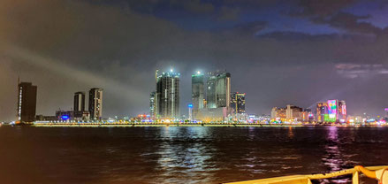 L'île de Koh Pich (Phnom Penh), à la nuit tombée...