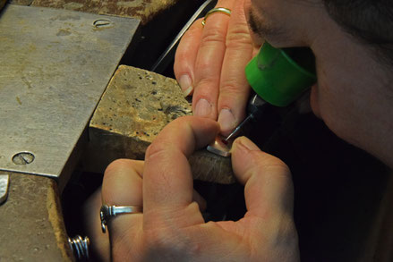 Goldschmied bei der Arbeit