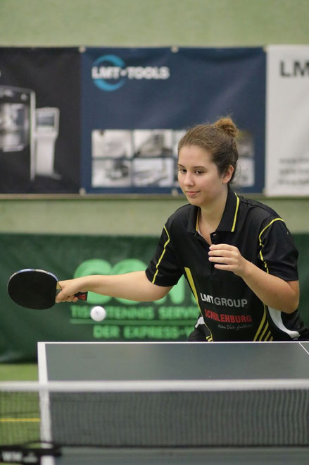 Die 16-jährige Bundeskaderathletin Sejla Fazlic vom TSV Schwarzenbek ist aktuell bei den internationalen Jugend-Meisterschaften von Ungarn in Szombatheley für den Deutschen Tischtennis-Bund im Einsatz.