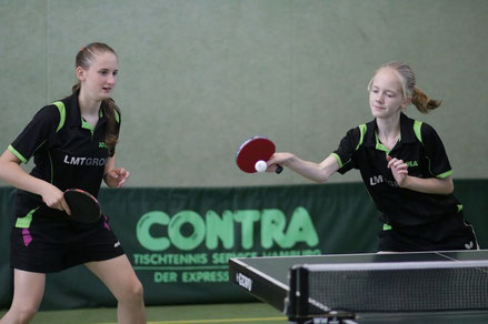 Die beiden 13-jährigen Landeskaderathletinnen Michelle Weber (l.) und Chiara Steenbuck dominierten beim 8:3-Erfolg der Schwarzenbeker Verbandsliga-Damen über den Kieler TTK II das Geschehen im Doppel.