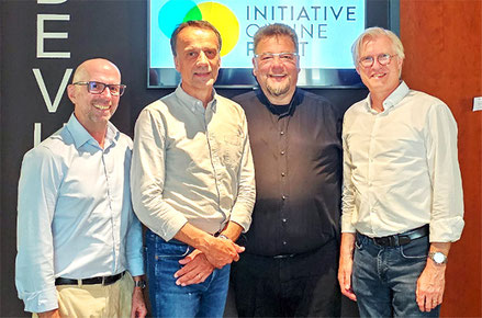V.l.n.r.: Ulrich Schätzl (IOP-Vorstand), Christoph Wenk-Fischer (Hauptgeschäftsführer Bundesverband E-Commerce und Versandhandel), Bernd Zipper (IOP-Vorstandsvorsitzender) und Roland Keppler (IOP-Vorstand)) 