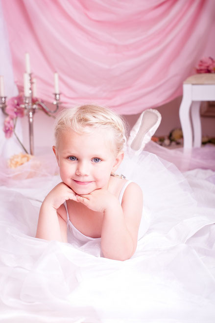 Ballerina Schülerin 4 Jahre, beim Fotoshooting in der Ballettschule Vivaladanse in Göppingen Uhingen mit Setdesign von Mascha Seitz.