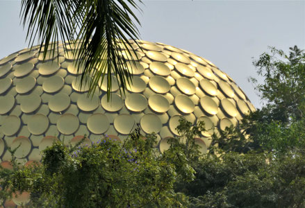 Matrimandir - das leuchtende Symbol für die Utopie "Auroville" - klicken für Doku-Film