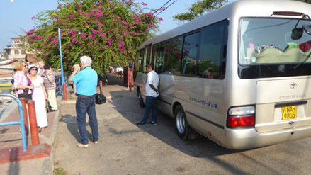 Bild: Touristenbus für die 1-wöchige Rundreise durch Sri Lanka