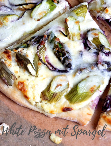 weiße Pizza mit grünem Spargel