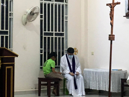 Sacrement de la réconciliation avant la 1re communion à l'église de Po Thom.