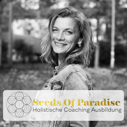 Portrait von Alhiama lächelnd in der Natur, freundliche Einladung zur fundierten Coaching Ausbildung in Freiburg