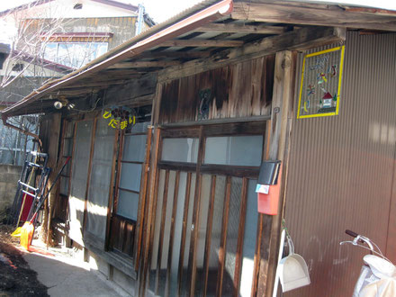 「ひだまり」は閑静な住宅街の一角にある。昭和レトロな一軒屋だ。