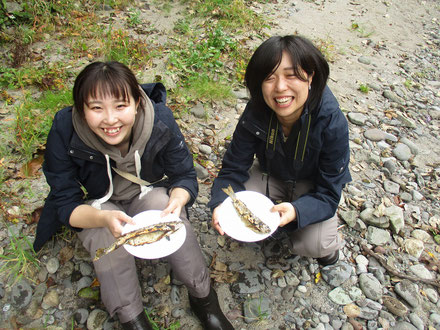 ニジマスを食べる