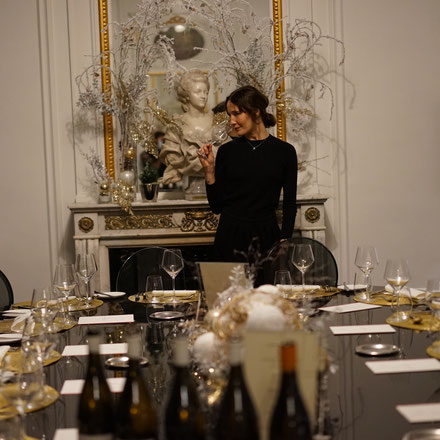 Diner oenologie avec Sophie Roule et un verre de vin