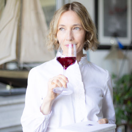 Sophie Roule portrait avec verre à vins