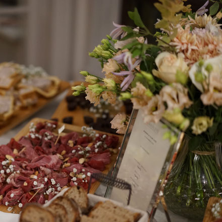 Buffet pour reception avec cadre et charcuterie fine