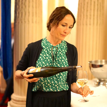 Sophie Roule sert un verre de vin pendant un cocktail atelier degustation