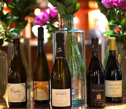 Buffet de bouteilles pour degustation de vins a Paris