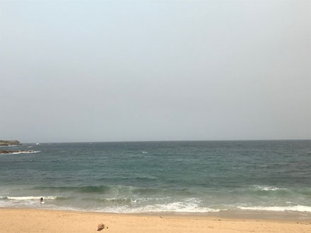 だんだん煙がひどくなってきた海。空も海も本来の色ではありませんでした。