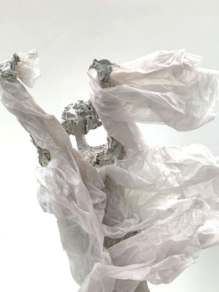 Einstieg in das Portfolio Skulpturen: Monochrome Figuren aus Papier-Komposit (Pappmache, )gehärtetem Papier und Textil von Claudia König.