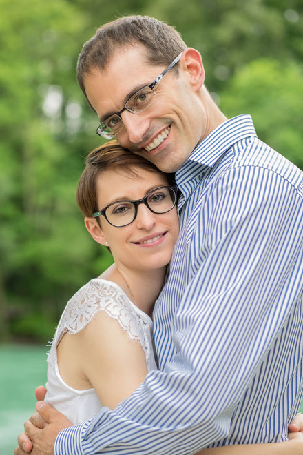 Verliebtes Paar beim Paar-Fotoshooting in der Elfenau Bern, Paarfotografin