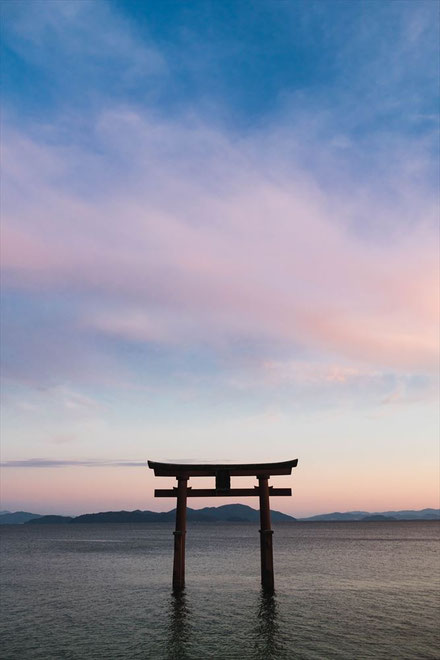 滋賀県琵琶湖「白髭神社」の夕暮れ時の鳥居