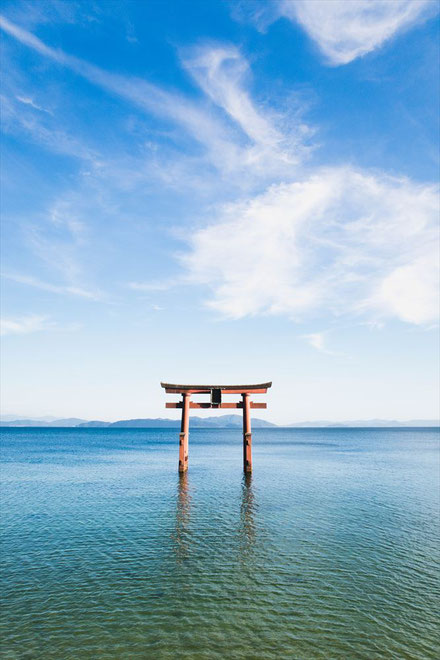 滋賀県琵琶湖「白髭神社」の青空と鳥居