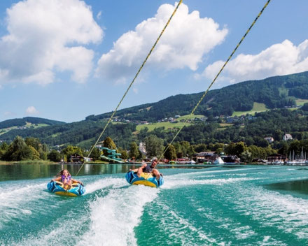 Familienurlaub im Salzkammergut – Wassersport und Bergpanorama für Jugendliche am See