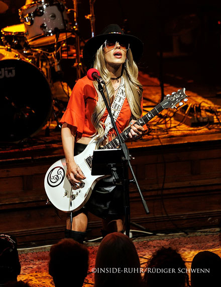 Orianthi im Musiktheater Piano, 15. Juli 2025 – die australische Gitarren-Queen entfacht mit ihrem flammenden Riff das ausverkaufte Haus.