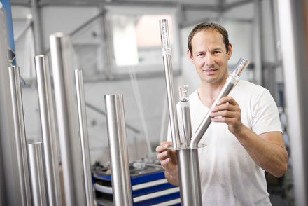 Inhaber Eduard Holzbauer mit seiner Solarleuchte Trio Sticks in seiner Werkstatt