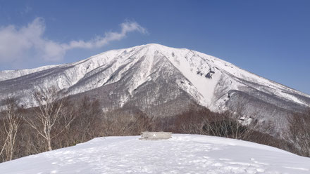 鞍掛山山頂より岩手山を望む（ガイド下見時）　2025/3/1
